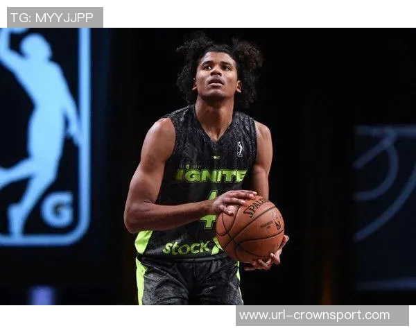 杰伦格林的女友在香港澳门游玩凌晨起床享受美食乐趣