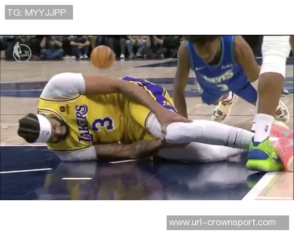 文班遭遇膝盖撞击倒地迅速回更衣室检查现已重返赛场状态良好